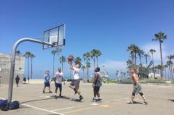 反败为胜首场状态出色，巴塞罗那观众沸腾！哈登重返赛场全场沸腾不已